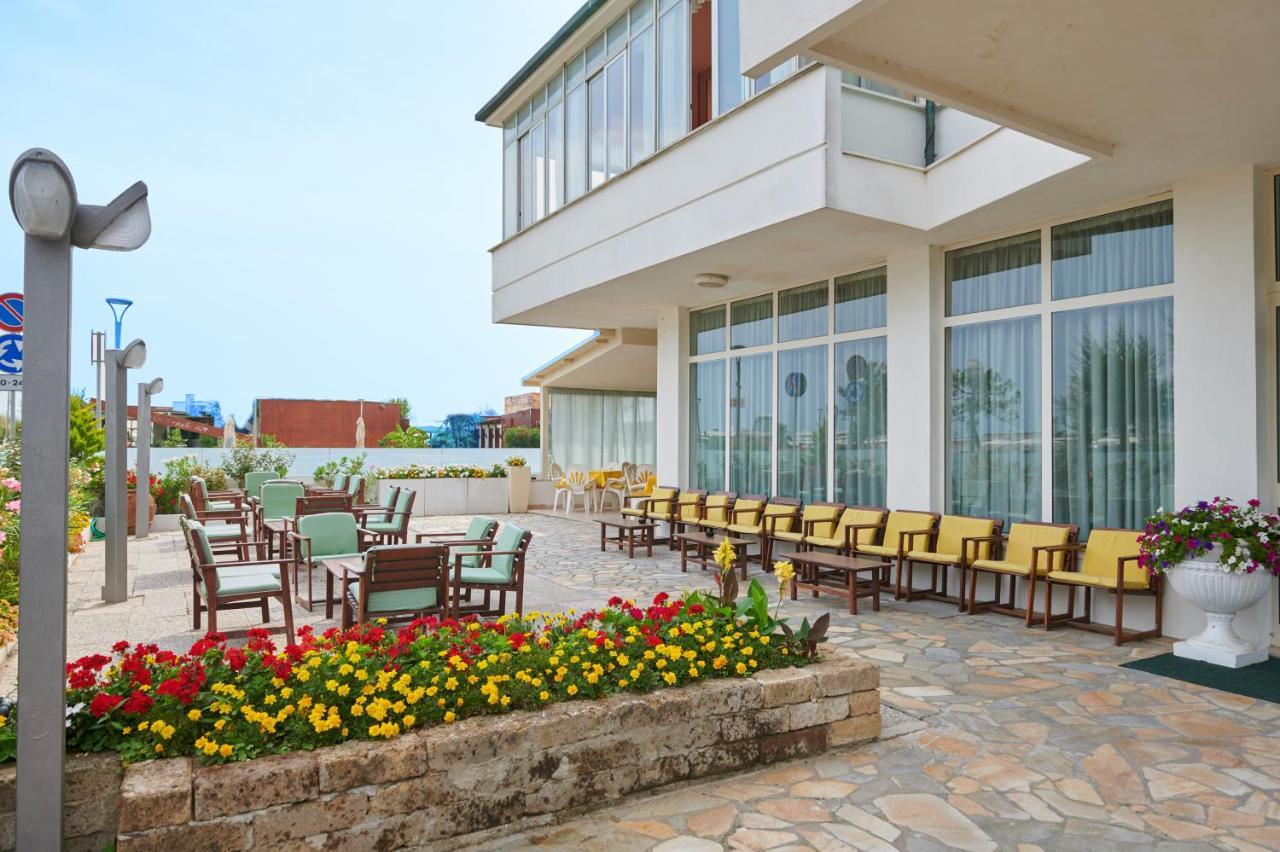 Hotel Caesar Bed And Breakfast มิลาโน แมริตทิมา ภายนอก รูปภาพ