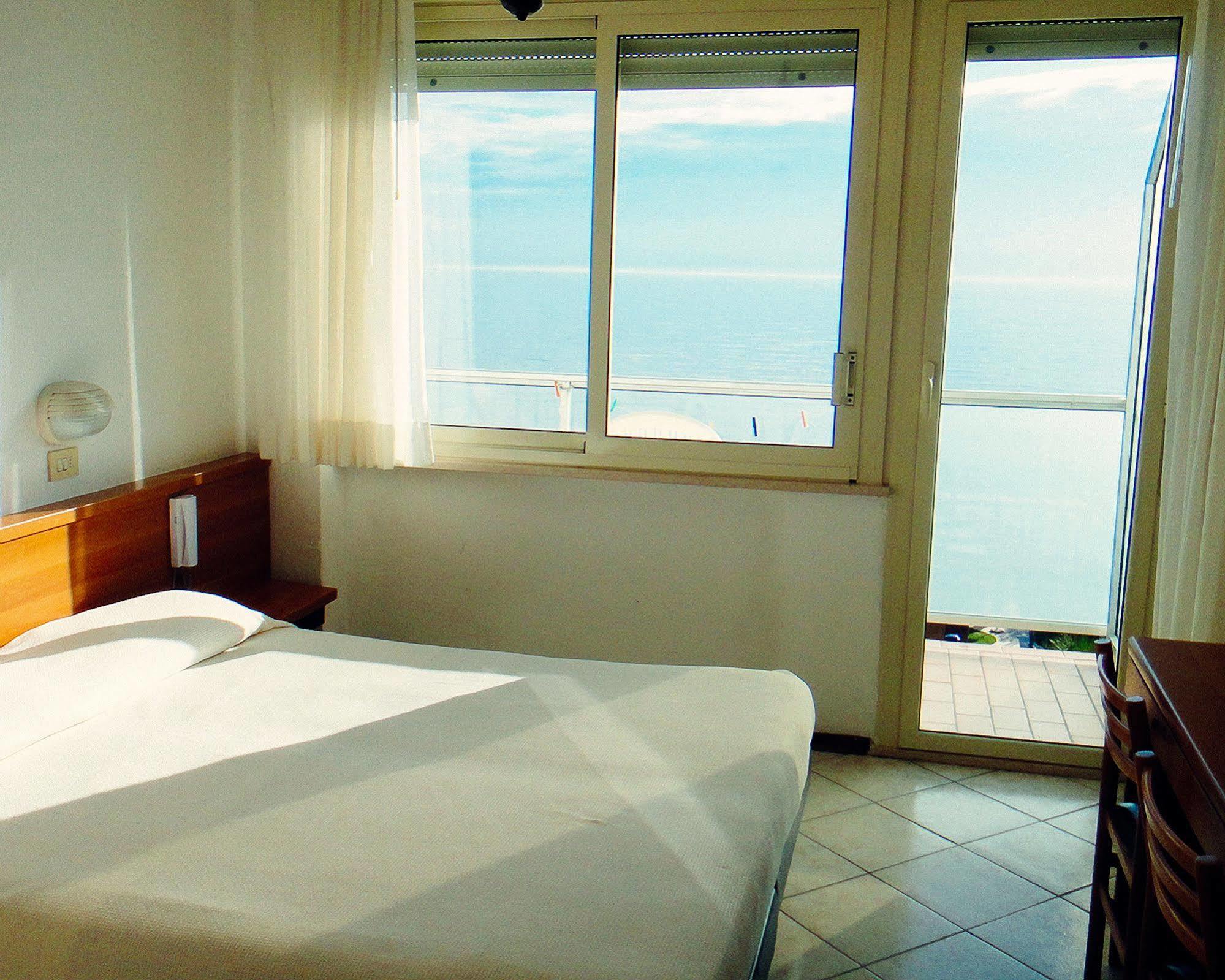 Hotel Caesar Bed And Breakfast มิลาโน แมริตทิมา ภายนอก รูปภาพ