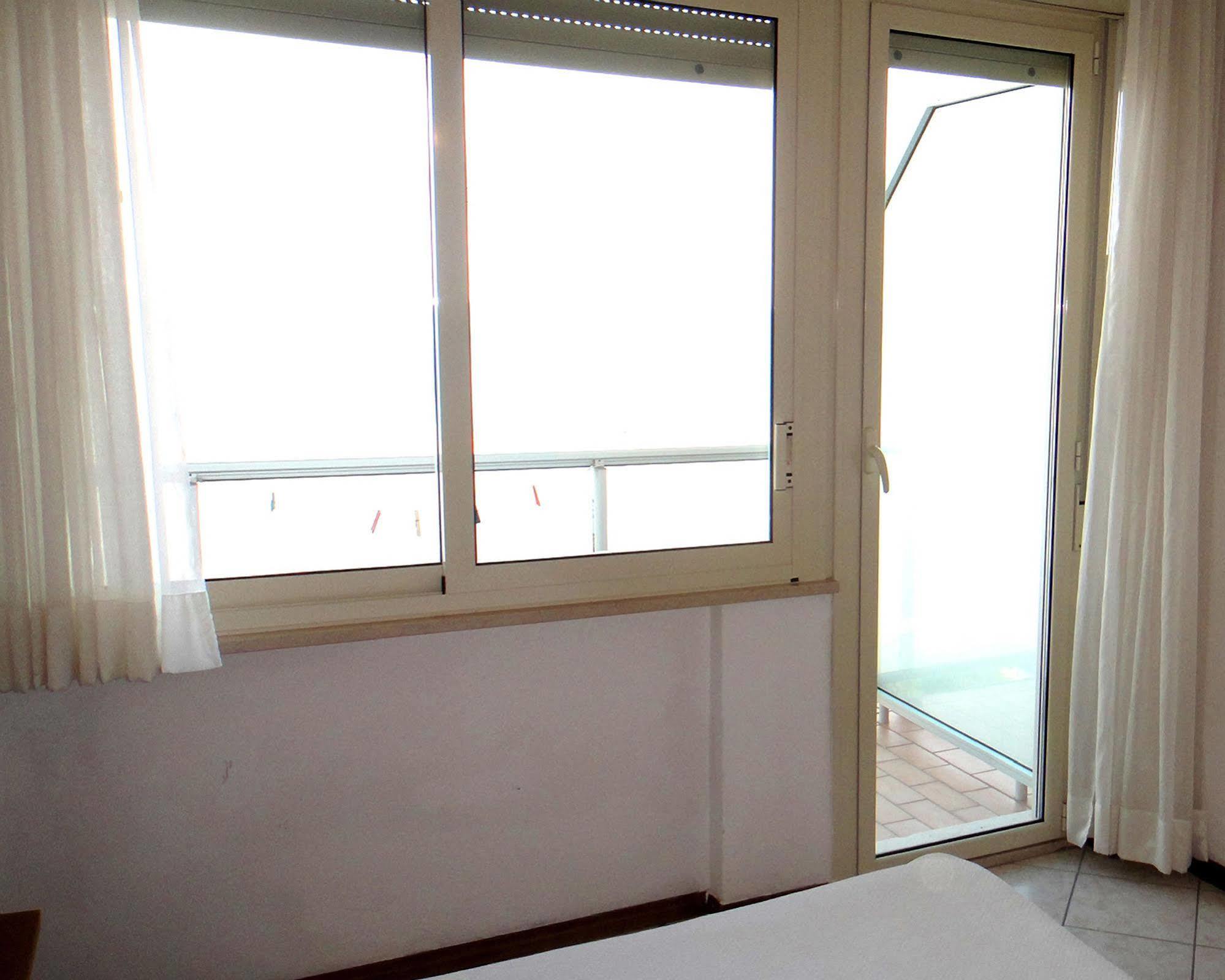 Hotel Caesar Bed And Breakfast มิลาโน แมริตทิมา ภายนอก รูปภาพ