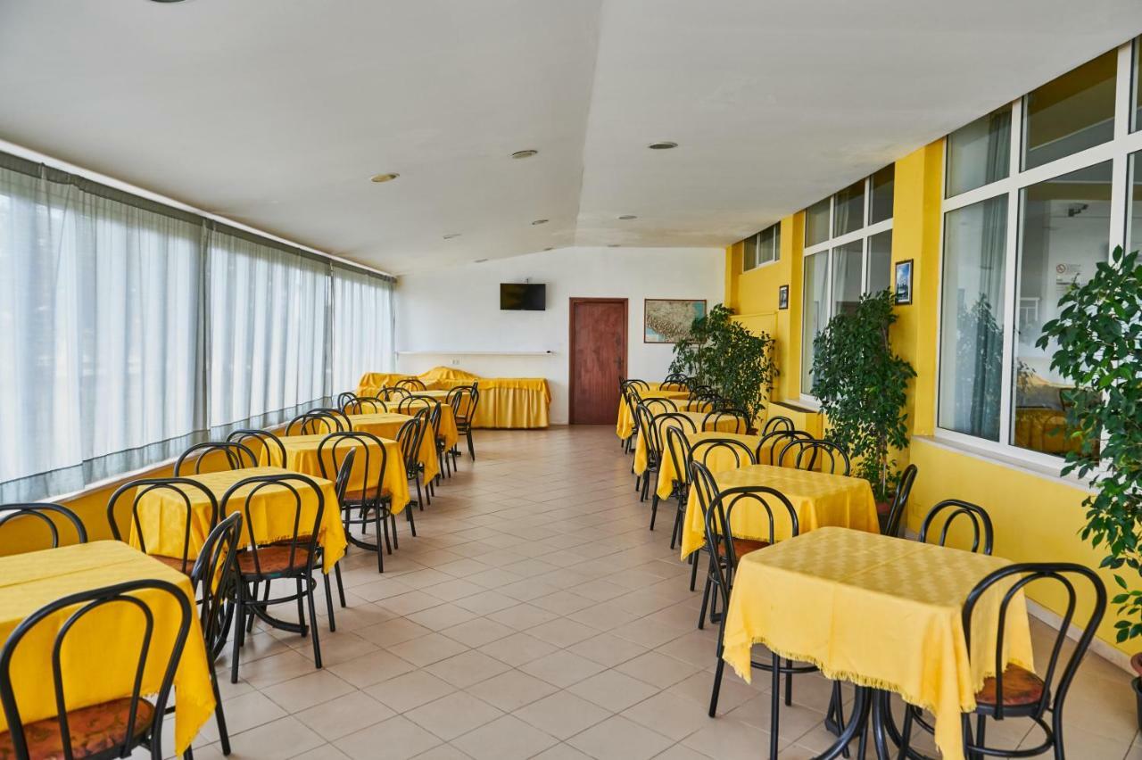 Hotel Caesar Bed And Breakfast มิลาโน แมริตทิมา ภายนอก รูปภาพ