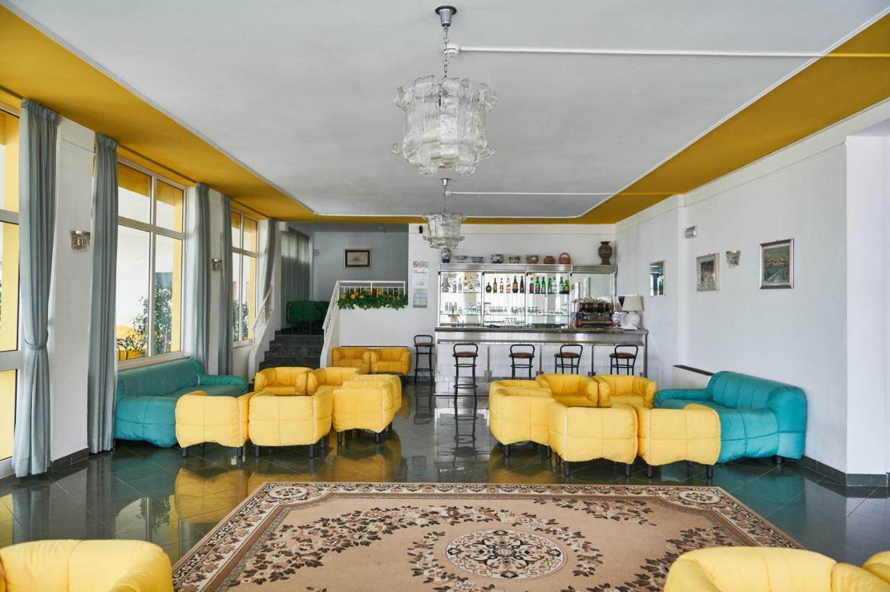 Hotel Caesar Bed And Breakfast มิลาโน แมริตทิมา ภายนอก รูปภาพ