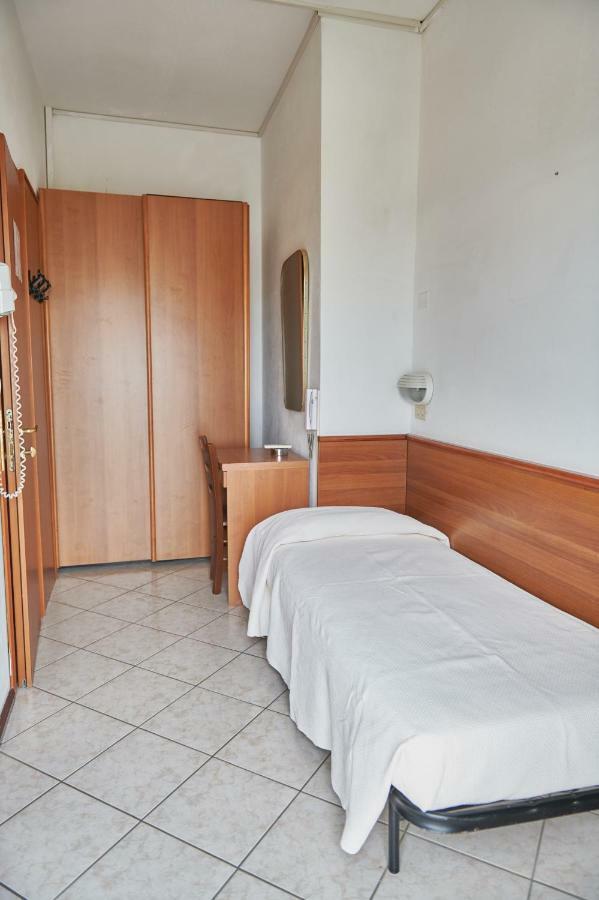 Hotel Caesar Bed And Breakfast มิลาโน แมริตทิมา ภายนอก รูปภาพ