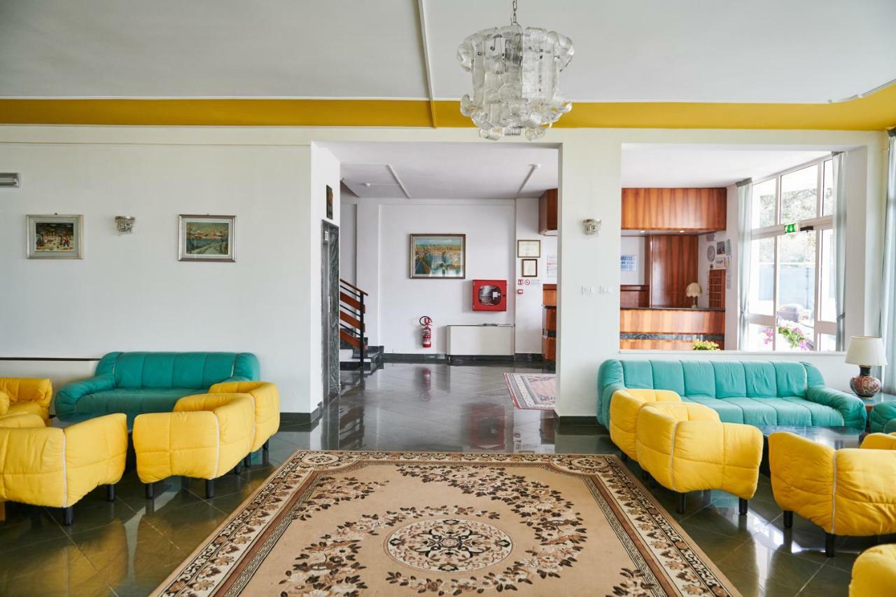 Hotel Caesar Bed And Breakfast มิลาโน แมริตทิมา ภายนอก รูปภาพ