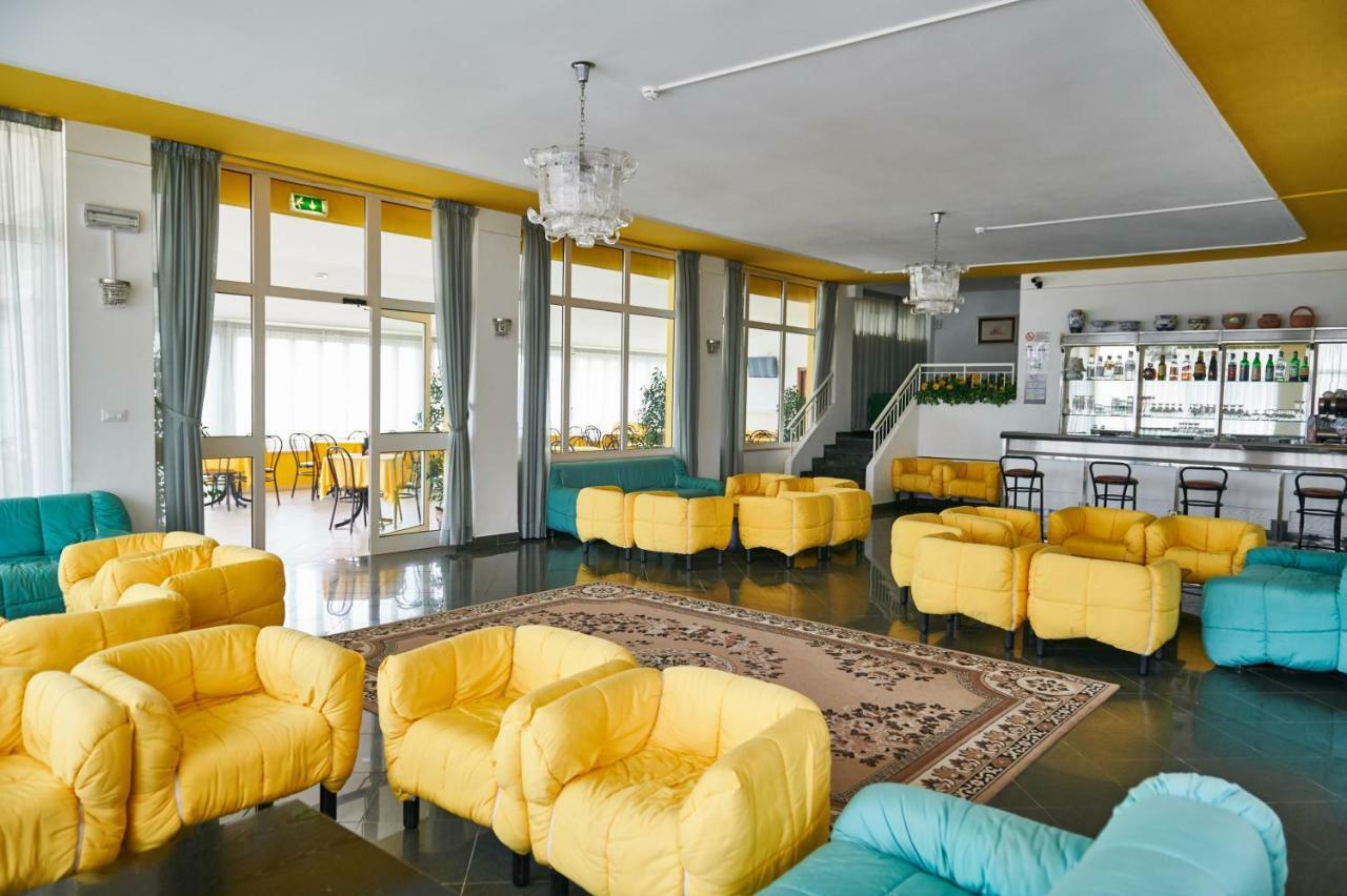 Hotel Caesar Bed And Breakfast มิลาโน แมริตทิมา ภายนอก รูปภาพ