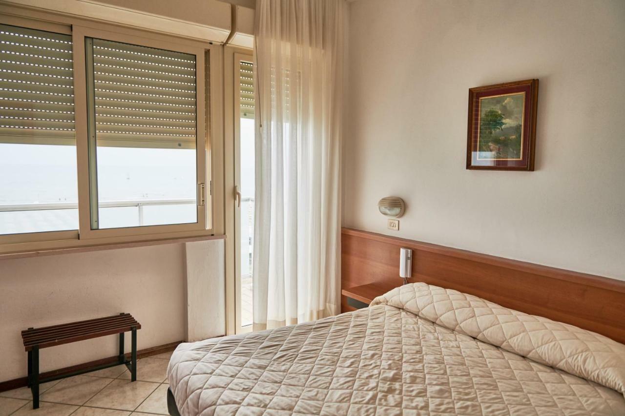 Hotel Caesar Bed And Breakfast มิลาโน แมริตทิมา ภายนอก รูปภาพ