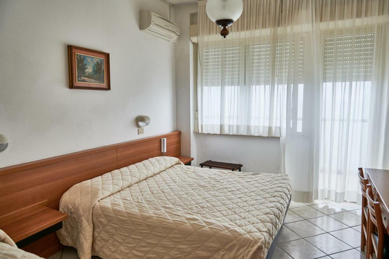 Hotel Caesar Bed And Breakfast มิลาโน แมริตทิมา ภายนอก รูปภาพ