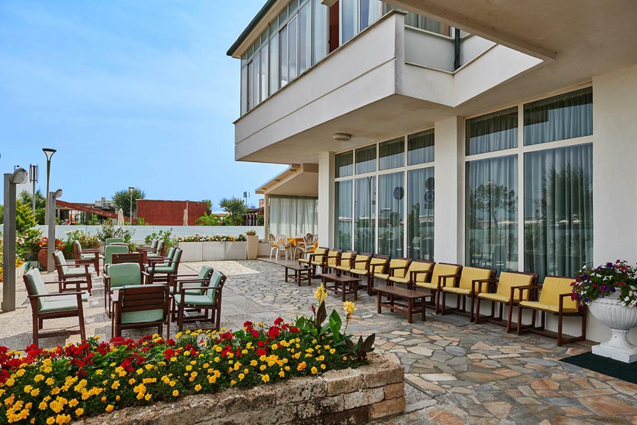 Hotel Caesar Bed And Breakfast มิลาโน แมริตทิมา ภายนอก รูปภาพ