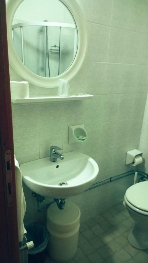 Hotel Caesar Bed And Breakfast มิลาโน แมริตทิมา ภายนอก รูปภาพ